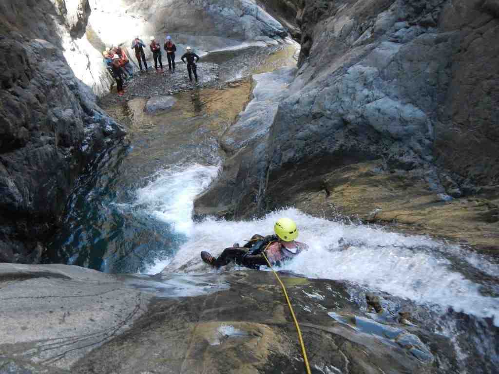 bras, rouge, canyon, canyoning